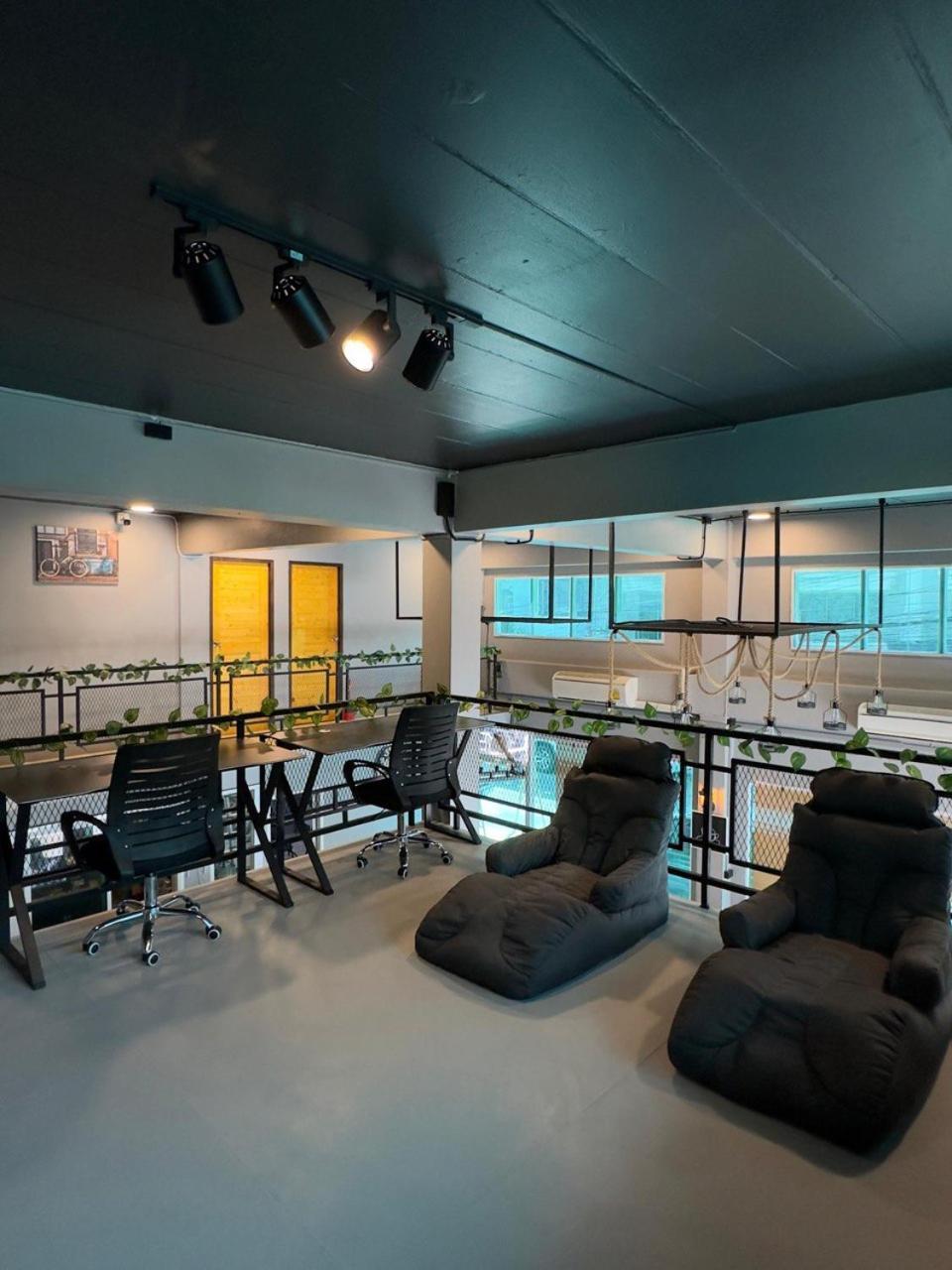 Friends Station Tukkom Hostel & Cafe 芭達亞 外观 照片